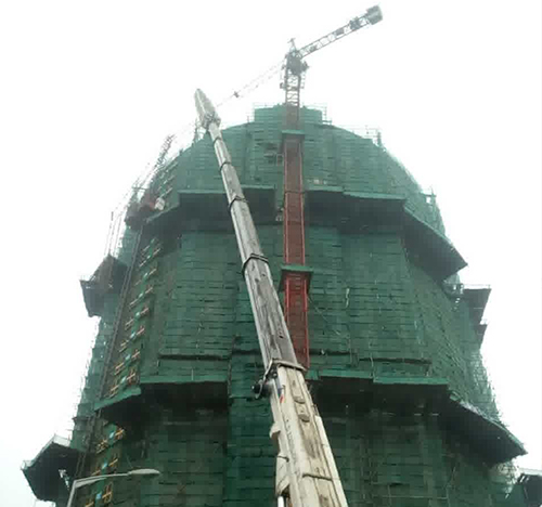 福绵吊车在工地上作业
